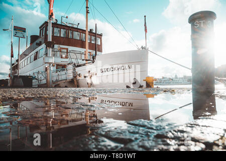 Schöne Sicht auf alte Schiff in den Hafen von Stockholm in der Pfütze im malerischen Licht am Abend bei Sonnenuntergang, Schweden, Skandinavien Stockfoto