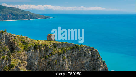 Malerische Seenlandschaft mit Klippen in Palinuro, Cilento, Kampanien, Süditalien. Stockfoto