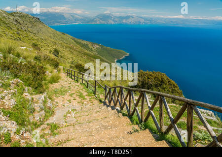 Panoramablick von der Firma Pianoro di Ciolandrea, in der Nähe von San Giovanni a Piro. Cilento, Kampanien, Süditalien. Stockfoto