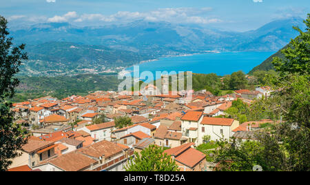 Panoramablick auf San Giovanni a Piro, Provinz Salerno, Kampanien, Süditalien. Stockfoto
