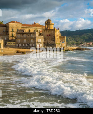 Das schöne Dorf Santa Maria di Castellabate bei Sonnenuntergang, Cilento, Kampanien, Süditalien. Stockfoto