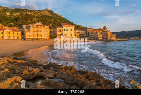 Das schöne Dorf Santa Maria di Castellabate bei Sonnenuntergang, Cilento, Kampanien, Süditalien. Stockfoto