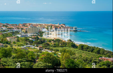 Panoramablick auf Acciaroli und der Cilento Küste. Kampanien, Süditalien. Stockfoto