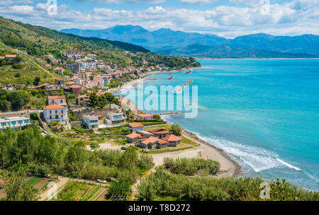 Panoramablick von Agnone Cilento und die Küste. Kampanien, Süditalien. Stockfoto