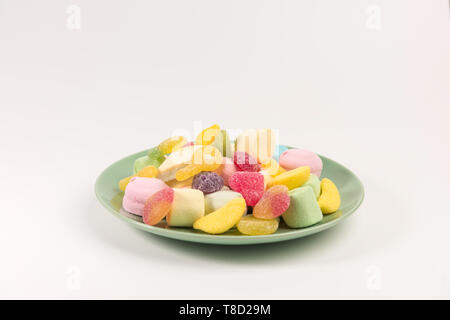 Mit Süßigkeiten auf einem weißen Hintergrund. Die Marmelade und Eibisch. Stockfoto