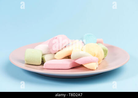 Mit Marshmallow auf blauem Hintergrund. Stockfoto
