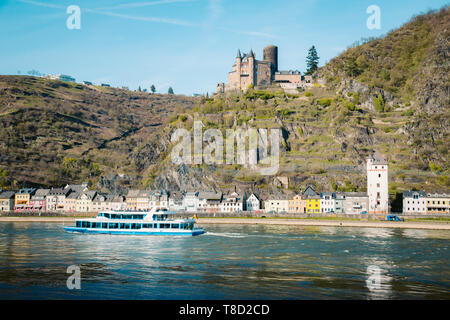 Schöne Aussicht auf die historische Altstadt von St. Goarshausen mit dem berühmten Rhein auf einem malerischen sonnigen Tag mit blauen Himmel im Frühjahr, Rheinland-Pfalz, Deutschland Stockfoto