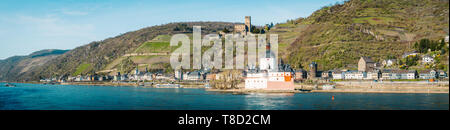 Schöne Sicht auf die historische Stadt Kaub mit der berühmten Burg Pfalzgrafenstein entlang Rhein auf einem malerischen sonnigen Tag mit blauen Himmel im Frühjahr, Rheinla Stockfoto