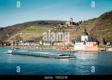 Schöne Sicht auf die historische Stadt Kaub mit der berühmten Burg Pfalzgrafenstein entlang Rhein auf einem malerischen sonnigen Tag mit blauen Himmel im Frühjahr, Rheinla