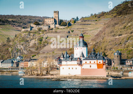 Schöne Sicht auf die historische Stadt Kaub mit der berühmten Burg Pfalzgrafenstein entlang Rhein auf einem malerischen sonnigen Tag mit blauen Himmel im Frühjahr, Rheinla Stockfoto