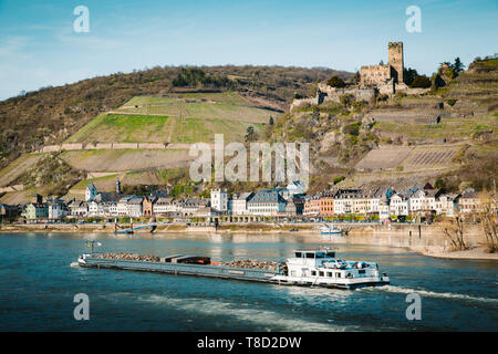 Schöne Sicht auf die historische Stadt Kaub mit der berühmten Burg Pfalzgrafenstein entlang Rhein auf einem malerischen sonnigen Tag mit blauen Himmel im Frühjahr, Rheinla Stockfoto