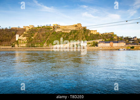 Schönen Blick auf die berühmte Festung Ehrenbreitstein mit Rhein in wunderschönen goldenen Abendlicht bei Sonnenuntergang, Koblenz, Rheinland-Pfalz, Deutschland Stockfoto