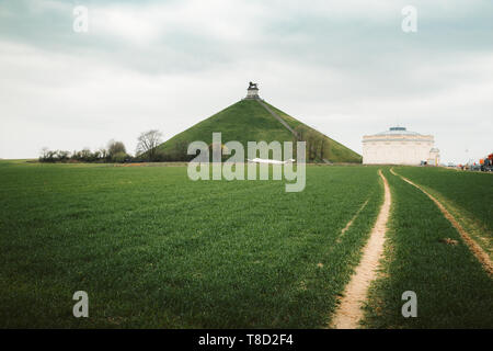 Panorama Blick auf den berühmten Löwen Damm (Butte du Lion) Gedenkstätte, einer konischen künstlichen Hügel, Wallonien, Belgien Stockfoto