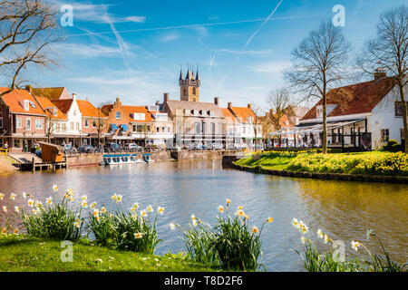 Schöne Sicht auf die historische Stadt Sluis auf einem malerischen sonnigen Tag mit blauen Himmel und Wolken im Frühjahr, Seeländisch Flandern, Niederlande Stockfoto