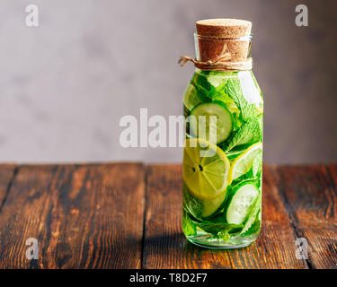 Infusion mit in Scheiben geschnittenen Zitrone, Gurke und Zweige Minze. Kopieren Sie Platz auf der linken Seite. Stockfoto