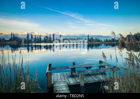 Frankreich, Savoyen, Les Marches, See Saint AndrÚ im Herzen der Combe de Savoie Weinberge, Belledonne mit Schnee im Hintergrund Stockfoto