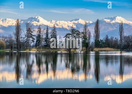 Frankreich, Savoyen, Les Marches, See Saint AndrÚ im Herzen der Combe de Savoie Weinberge, Belledonne mit Schnee im Hintergrund Stockfoto