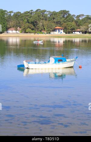 Frankreich, Landes, See Hossegor Soorts Hossegor, Sternzeichen, Fischer und Boot auf dem See Stockfoto