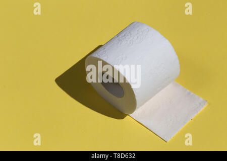 Rollen von WC-Papier oder Gewebe auf gelbem Hintergrund. bis Foto schliessen. Kopieren Sie Platz Stockfoto