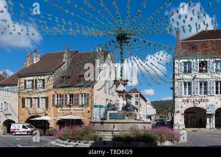 Frankreich, Jura, Arbois, der Brunnen in der Partei gekleidet, der Ort der Freiheit und der schokoladenhersteller Hirsinger Stockfoto