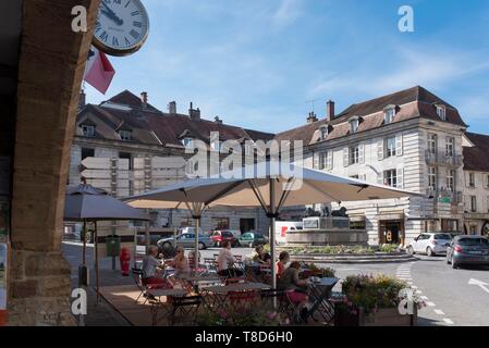 Frankreich, Jura, Arbois, Brunnen in der Mitte des Platzes der Freiheit und der Bar auf der Terrasse Stockfoto