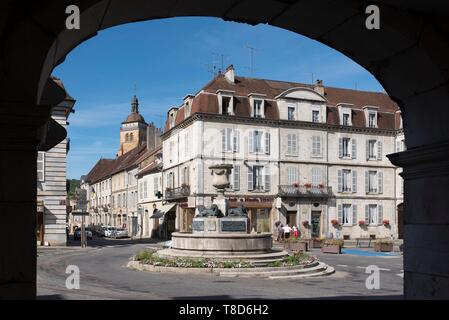 Frankreich, Jura, Arbois, Brunnen in der Mitte des Platz der Freiheit Stockfoto