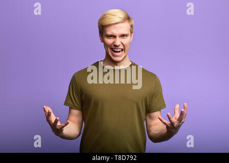 Wütend unglücklich, frustriert, junger Mann mit Armen, an jemand, negative Emotion, Gefühl, Frustration, Ärger schreien. emotionale Mann etwas erklären Stockfoto