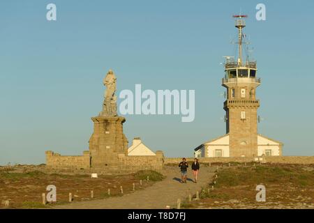 Frankreich, Finistere, Plogoff, Wanderer bei Sonnenuntergang am Pointe du Raz, vor dem Semaphor Stockfoto