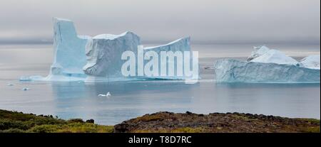 Grönland, Westküste, Disko Insel, Qeqertarsuaq, Boot zwischen zwei Eisberge an der Küste Stockfoto