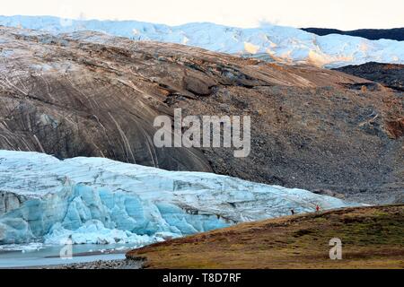 Grönland, Central Western Region in Richtung Kangerlussuaq Bay, Isunngua Highland, das Rentier Glacier (Teil der Russell Gletscher) am Rande der Eiskappe und innerhalb der UNESCO Weltkulturerbe - Nipisat Aasivissuit entfernt und Wanderer Stockfoto