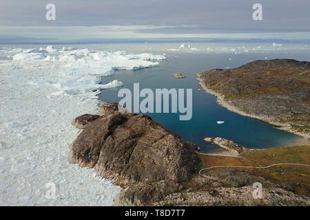 Grönland, Westküste, Diskobucht, Ilulissat Icefjord UNESCO Weltkulturerbe, ist die Mündung des Sermeq Kujalleq Jakobshavn Gletscher (Gletscher), Wandern auf dem Holzsteg auf der Sermermiut Website und Fischerboot am Fuße der Eisberge (Luftbild) Stockfoto