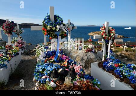 Grönland, Westküste, Baffin Bay, Upernavik, der Friedhof, die Särge werden auf der Oberfläche platziert und dann mit Steinen oder Zement, der Boden kann nicht gegraben, die Gräber werden dann mit künstlichen Blumen geschmückt Stockfoto