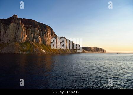 Grönland, Nordwestküste, Murchison sund nördlich der Baffin Bay, Hakluyt Insel Klippen aus dem westlichen Ufer der Insel Kiatak (Northumberland) Stockfoto