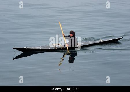 Grönland, Central Region West, (ehemals Sisimiut Holsteinsborg), Inuit in einem traditionellen Kajak Stockfoto