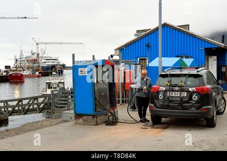 Grönland, Central Region West, (ehemals Sisimiut Holsteinsborg), man befüllen Tank seines Autos an der Tankstelle auf dem Port Stockfoto