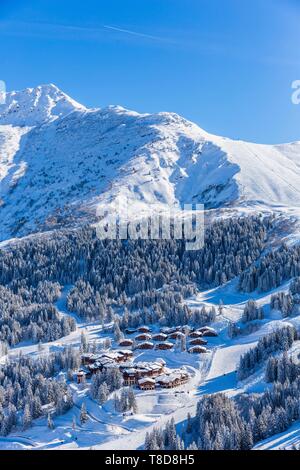 Frankreich, Savoyen, Valmorel, Massiv der Vanoise, Tarentaise, Ansicht der Club Med und Creve Tete (2342m), (Luftbild) Stockfoto