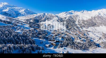 Frankreich, Savoyen, Valmorel, Massiv der Vanoise, Tarentaise, Ansicht von Cheval Noir (2832 m) und das Massiv von La Lauziere und des Grand Pic de la Lauziere (2829 m) (Luftbild) Stockfoto