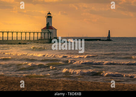 Michigan City, Indiana/USA am 26. September 2018: Washington Park Leuchtturm gebadet in Goldenen Stunde Beleuchtung bei Sonnenuntergang auf einem schönen Herbst Eveni Stockfoto