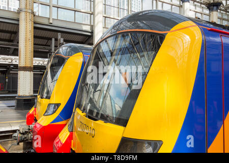 Eine Siemens South Western Railway Desiro City Class 707 Zug in seine unverwechselbare Farbgebung in London Waterloo, Großbritannien Stockfoto