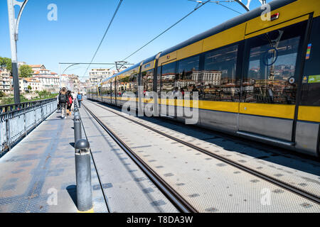 Dom Luis I Brücke. Doppelstöckige Metall bogen Brücke über den Fluss Douro, die Links zu den Städten Porto und Vila Nova de Gaia in Portugal. Es wurde entworfen, um b Stockfoto