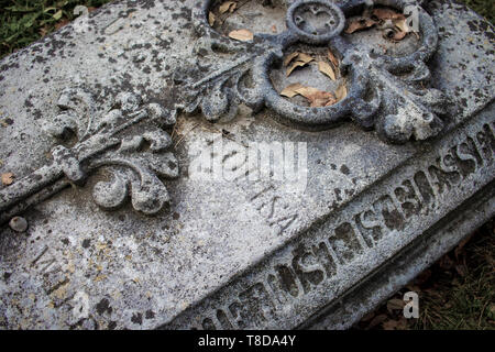 Blick hinunter auf eine Nahaufnahme eines Grabes mit der Inschrift Louisa, aufgenommen auf dem Friedhof der Nikolaikirche in Chislehurst, am 12th. Juni 2019 Stockfoto