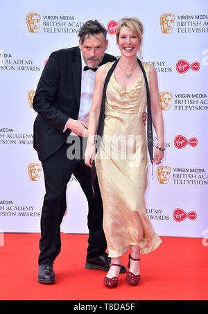 Julian Barratt und Julia Davis an der Virgin Media BAFTA TV Award, in der Royal Festival Hall in London statt. Stockfoto