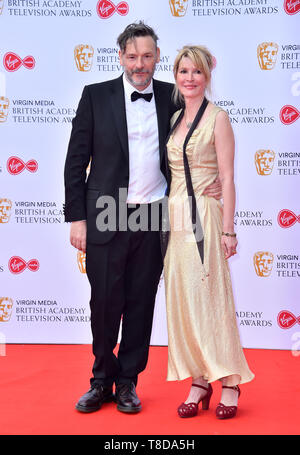 Julian Barratt und Julia Davis an der Virgin Media BAFTA TV Award, in der Royal Festival Hall in London statt. Stockfoto