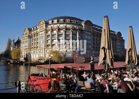 Frankreich, Bas Rhin, Straßburg, Altstadt zum Weltkulturerbe der UNESCO, Quai des Pêcheurs, Ill, Saint Etienne Brücke, Steg, Lastkahn, Cafe l Atlantico im Februar Stockfoto