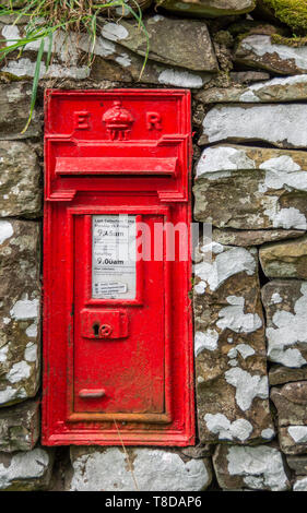 Alte britische Royal Mail GR VI Gusseisen Wand Briefkasten. In eine Mauer aus Stein gebaut. Ländliche Briefkasten. Stockfoto