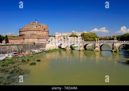 Italien, Latium, Rom, Altstadt als Weltkulturerbe von der UNESCO, der St. Angelo Brücke oder St. Angelo erbaut von Kaiser Hadrian und die Engel von Bernini geschnitzt auf dem Tiber seine Mausoleum, die Engelsburg (Castel Sant'Angelo) Stockfoto