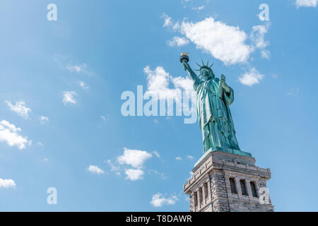 Freiheitsstatue an einem sonnigen Tag, klare blaue Himmel Hintergrund. United States nation Symbol, Reiseziel oder Amerika Touristenattraktion Konzept Stockfoto