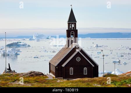 Grönland, Westküste, Diskobucht, Ilulissat, Zion Kirche im späten 18. Jahrhundert und Eisberge im Hintergrund auf Stockfoto