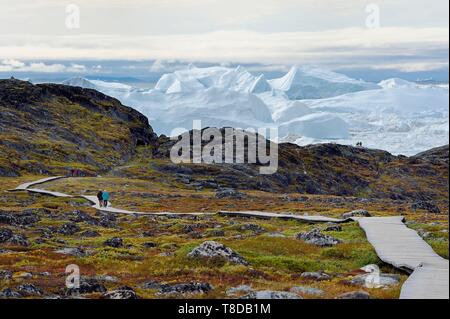 Grönland, Westküste, Diskobucht, Ilulissat Icefjord UNESCO Weltkulturerbe, ist die Mündung des Sermeq Kujalleq Jakobshavn Gletscher (Gletscher), Wandern auf dem Holzsteg der Sermermiut Website gehen Stockfoto