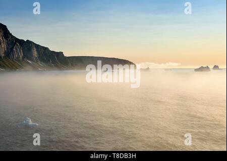 Grönland, Nordwestküste, Murchison sund nördlich der Baffin Bay, Hakluyt Insel Klippen aus dem westlichen Ufer der Insel Kiatak (Northumberland) Stockfoto